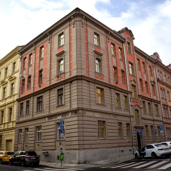 m4. Renovace fasády ul. Jindricha Plachty, Praha